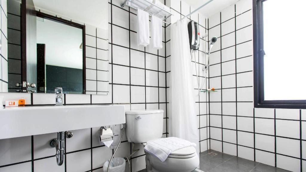B2 Phuket Boutique & Budget Hotel Esterno foto